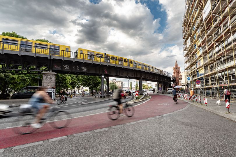 Radfahrende fahren auf geschützten Radfahrstreifen entlang der Oberbaumbrücke