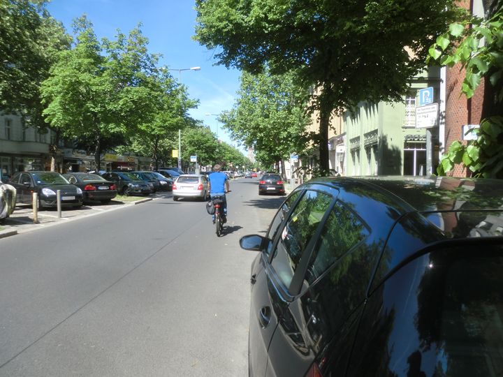 Verkehr auf der Rheinstraße in Tempelhof-Schöneberg ohne markierte Radverkehrsanlage