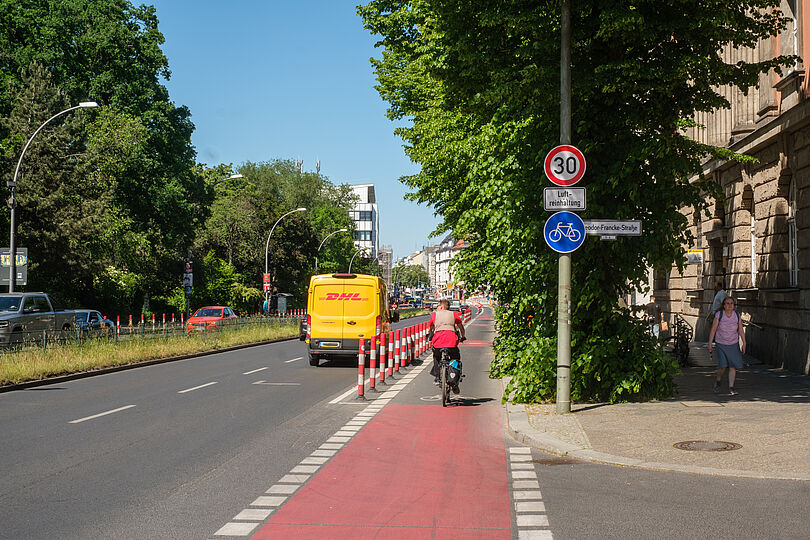 Radfahrer fährt entlang geschütztem Radfahrstreifen auf Tempelhofer Damm
