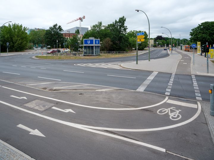 Radweg Markierung am Ferdinand-Friedensburg-Platz