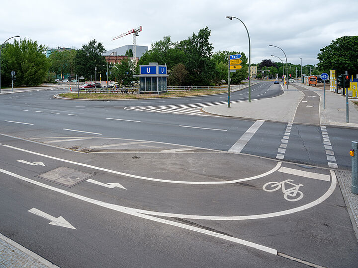 Radweg Markierung am Ferdinand-Friedensburg-Platz