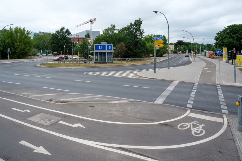 Radweg Markierung am Ferdinand-Friedensburg-Platz