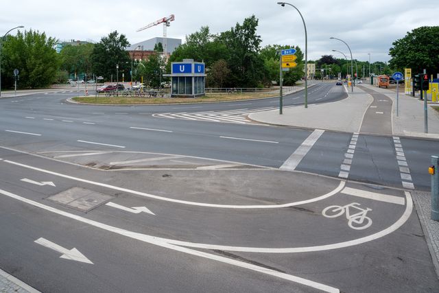 Radweg Markierung am Ferdinand-Friedensburg-Platz