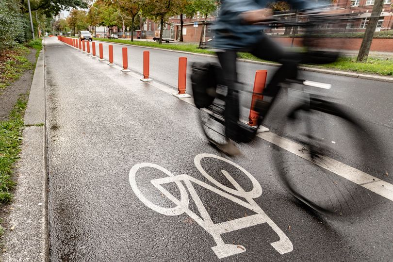 Radfahrer fährt auf geschütztem Radfahrstreifen