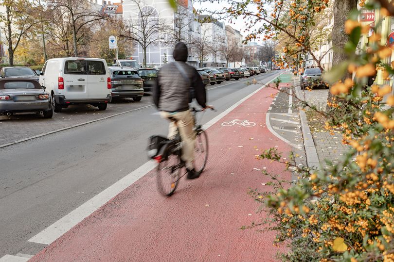 grün und rot markierter Radfahrstreifen mit Radfahrenden