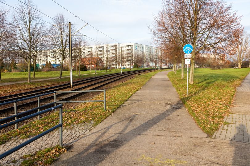 Gemeinsamer Geh- und Radweg zwischen Meh­row­er Allee und Ha­ve­mann­straße