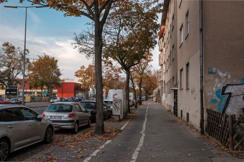 schmaler markierter Radweg auf dem Gehweg