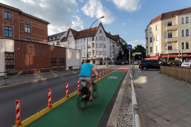Radfahrer auf grün markiertem Radstreifen mit Protektionselementen Edisonstraße Höhe Schnellerstraße