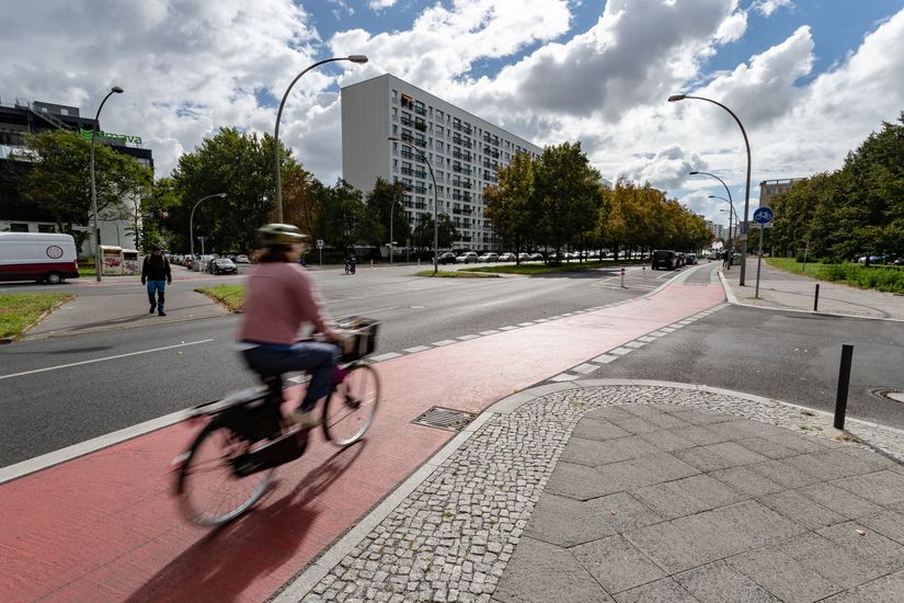 Radfahrerin auf geschütztem Radfahrstreifen