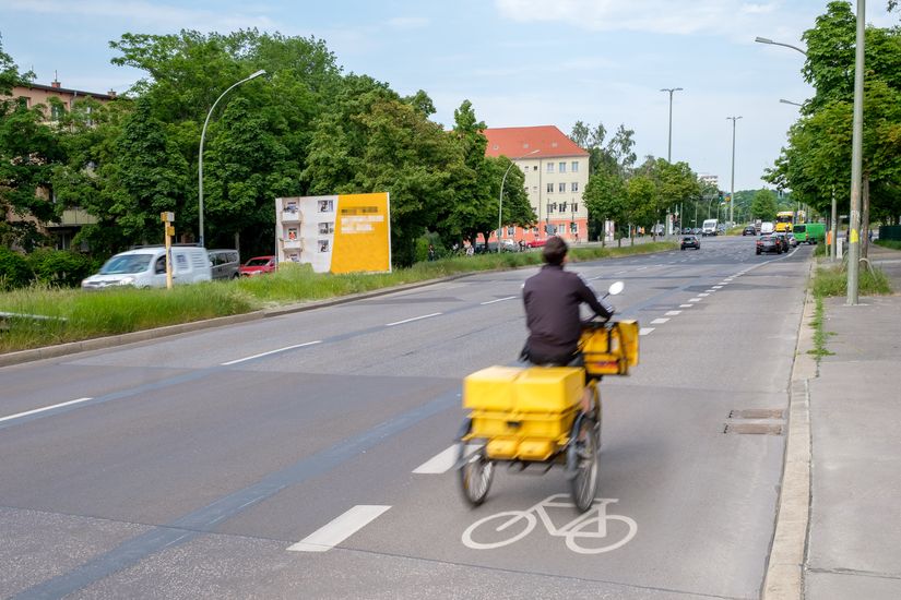 Fahrradschutzstreifen entlang Kniprodestraße in Berlin Pankow