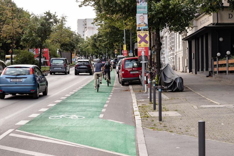 Grün markierter Fahrradweg entlang Mehringdamm