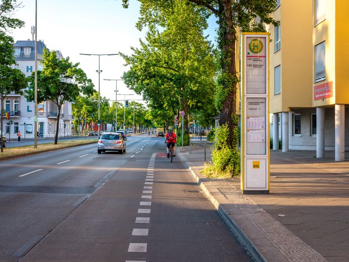 Radler auf Fahrradschutzstreifen Ollenhauer Straße