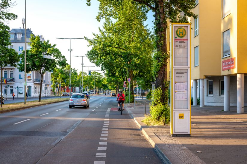 Radler auf Fahrradschutzstreifen Ollenhauer Straße
