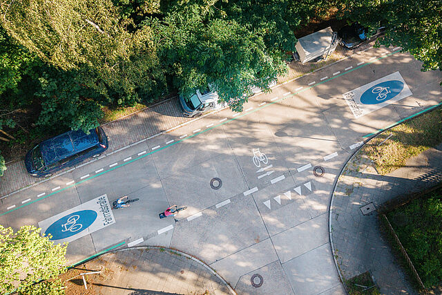 Blick von oben auf eine Fahrradstraße in einer Wohngegend