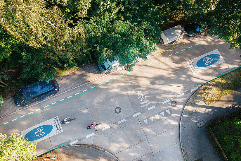 Blick von oben auf eine Fahrradstraße in einer Wohngegend