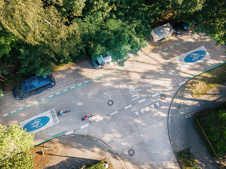 Blick von oben auf eine Fahrradstraße in einer Wohngegend
