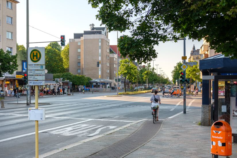 Radfahrende hält an roter Ampel auf schmalem Hochboardradweg Residenzstraße