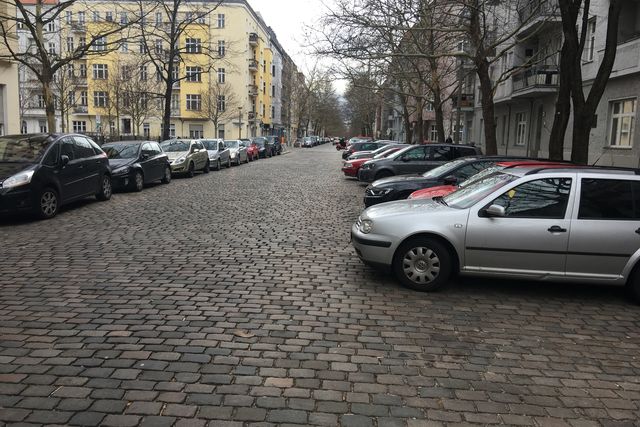 Parkende Autos auf Hufelandstraße in Berlin Pankow