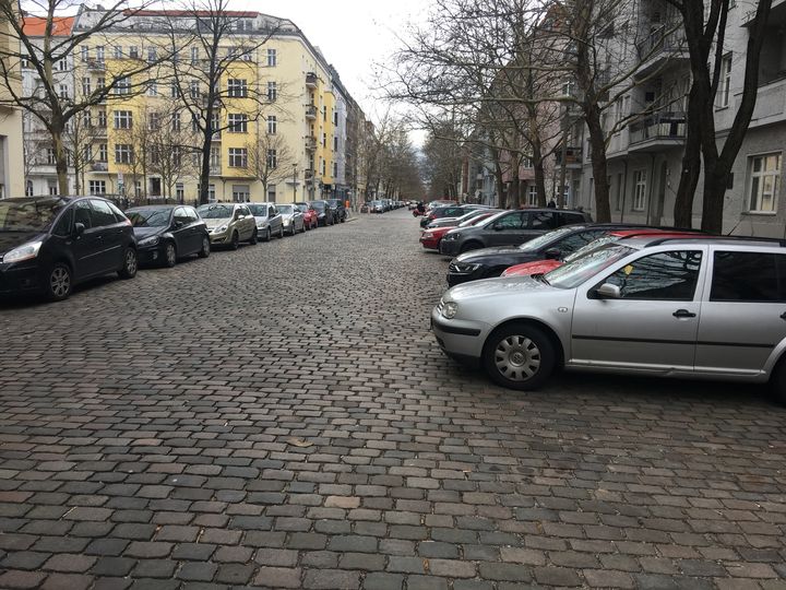 Parkende Autos auf Hufelandstraße in Berlin Pankow