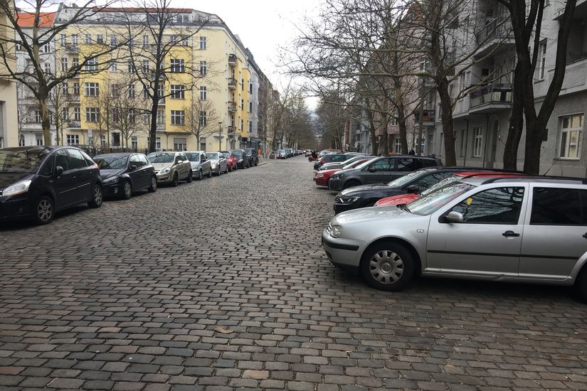 Parkende Autos auf Hufelandstraße in Berlin Pankow