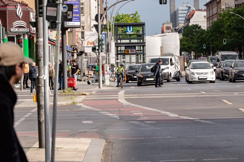 Kreuzung an der Müllerstraße mit Fahrrad- und Autoverkehr