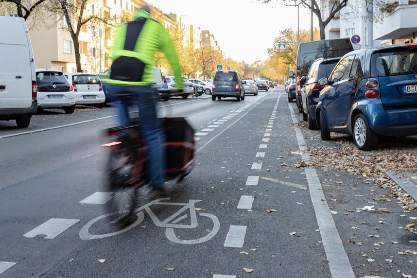 Radfahrender auf Schutzstreifen mit Fahrradicon Opernroute