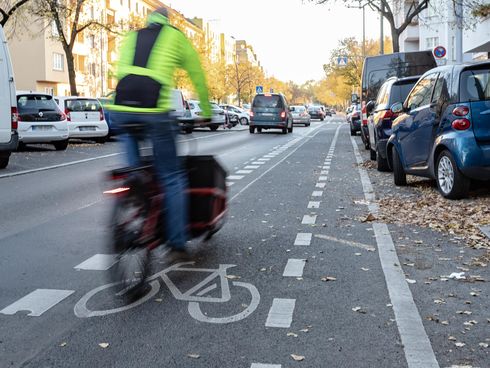 Radfahrender auf Schutzstreifen mit Fahrradicon Opernroute