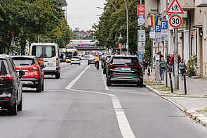 Fahrradschutzstreifen entlang stark befahrener Andreasstraße