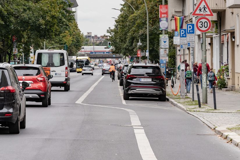 Fahrradschutzstreifen entlang stark befahrener Andreasstraße