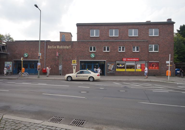 S-Bahnstation Mahlsdorf mit Taxistand