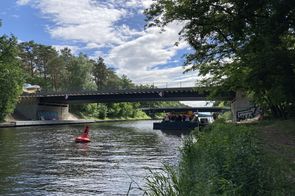 Brücke über einen Kanal