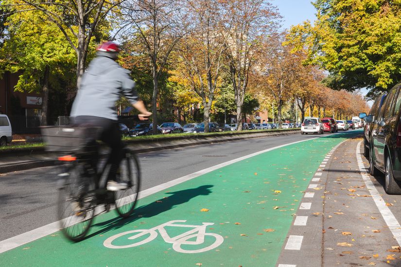 Radfahrer fährt auf grün markiertem Radfahrstreifen REinickendorfer Straße