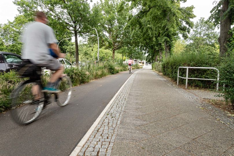 Radfahrer unterwegs auf Radweg Königstraße