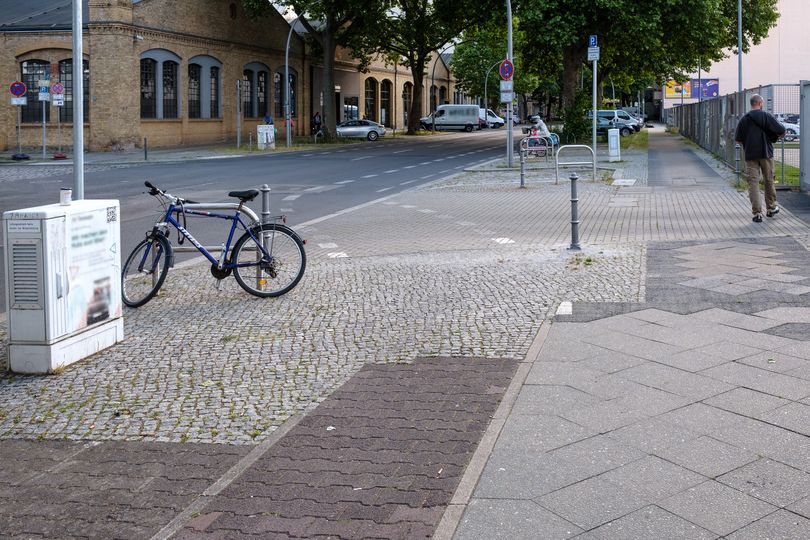 Radweg, der auf die Straße verschwenkt wird