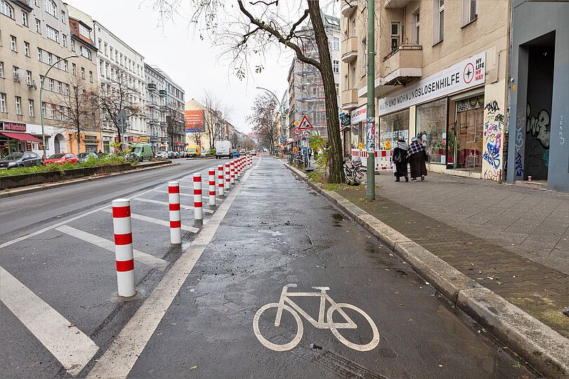 Geschützter Radfahrstreifen auf Karl-Marx-Straße in Berlin Neukölln