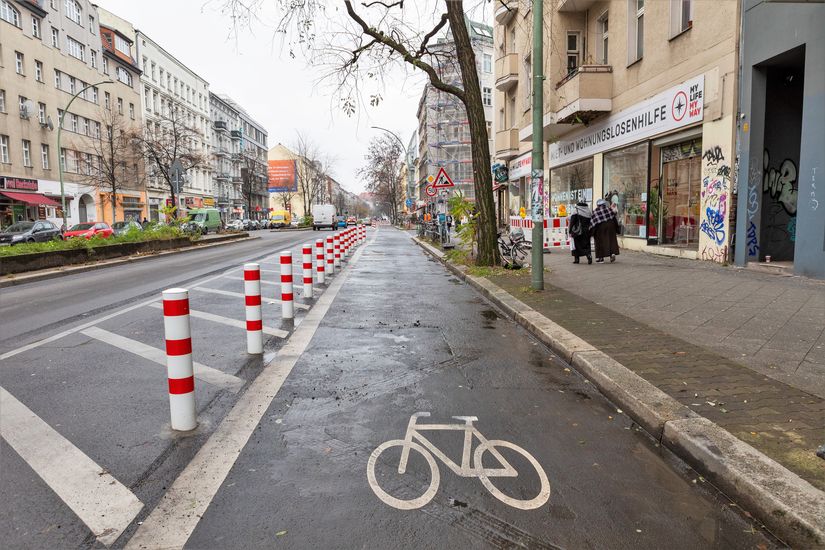 Geschützter Radfahrstreifen auf Karl-Marx-Straße in Berlin Neukölln