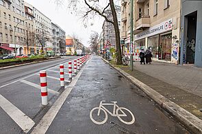 Geschützter Radfahrstreifen auf Karl-Marx-Straße in Berlin Neukölln