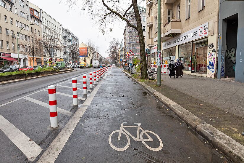 Geschützter Radfahrstreifen auf Karl-Marx-Straße in Berlin Neukölln