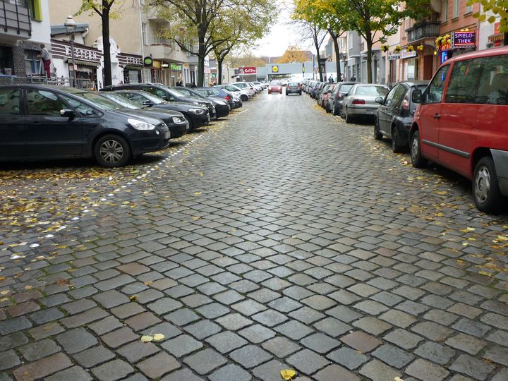 Kameruner Straße noch mit Kopfsteinpflaster vor Radverkehrsmaßnahme