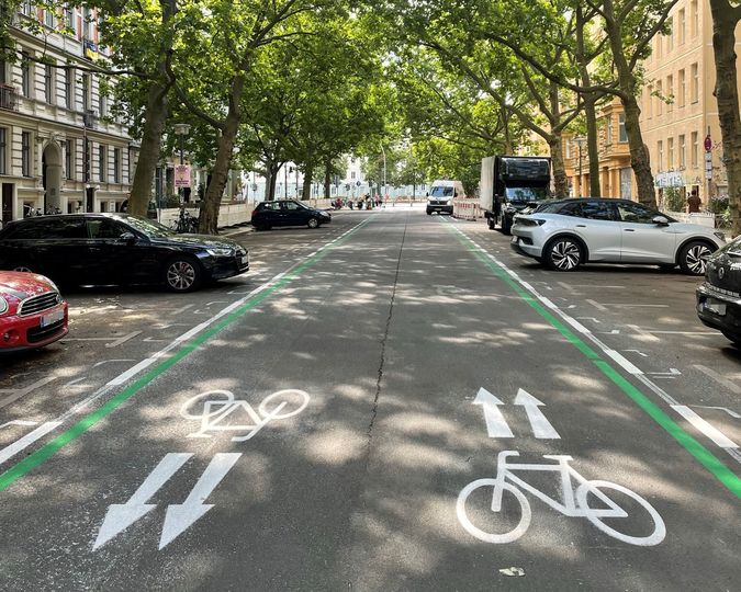 Ausgewiesene Fahrradstraße in der Oderberger Straße Prenzlauer Berg