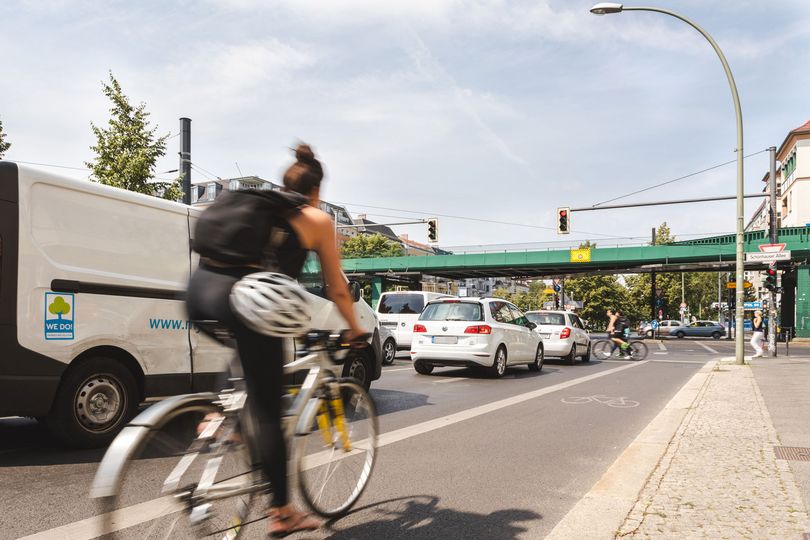 Radfahrende auf Radfahrstreifen Wisbyer Straße