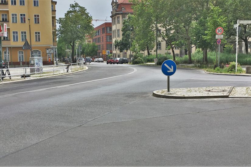 Verkehr auf Alfredstraße in Berlin Lichtenberg