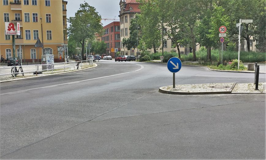 Verkehr auf Alfredstraße in Berlin Lichtenberg