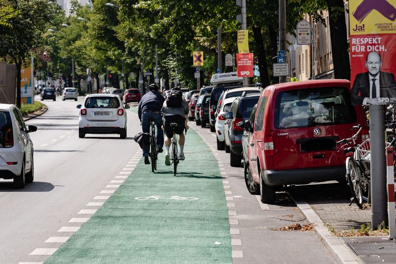 Grünbeschichteter breiter Radfahrstreifen entlang Mehringdamm