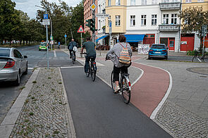 Radfahrende auf Radweg in der Seestraße