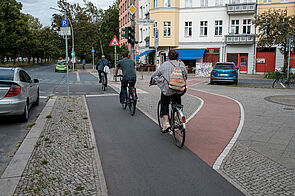 Radfahrende auf Radweg in der Seestraße