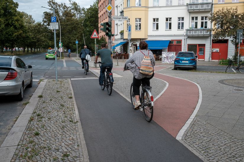 Radfahrende auf Radweg in der Seestraße