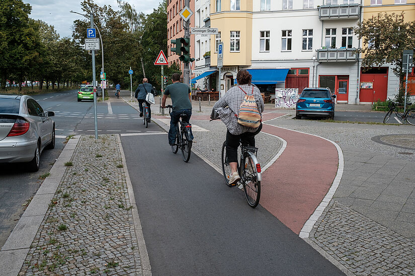Radfahrende auf Radweg in der Seestraße