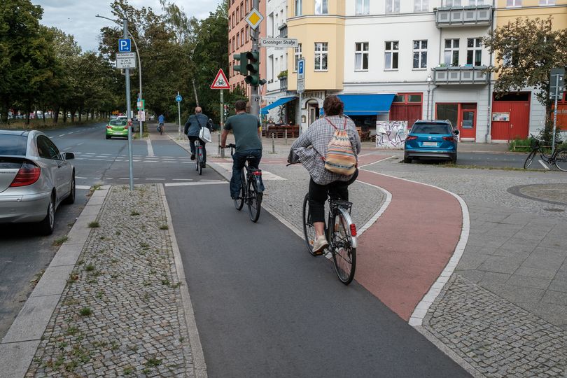 Radfahrende auf Radweg in der Seestraße