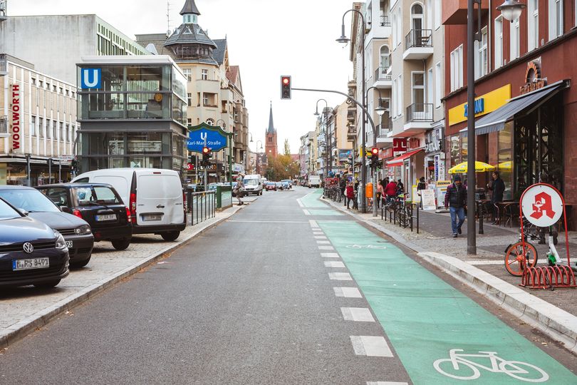 Grün beschichteter Radfahrstreifen auf Karl-Marx-Straße Höhe U-Bahnstation Karl-Marx-Straße